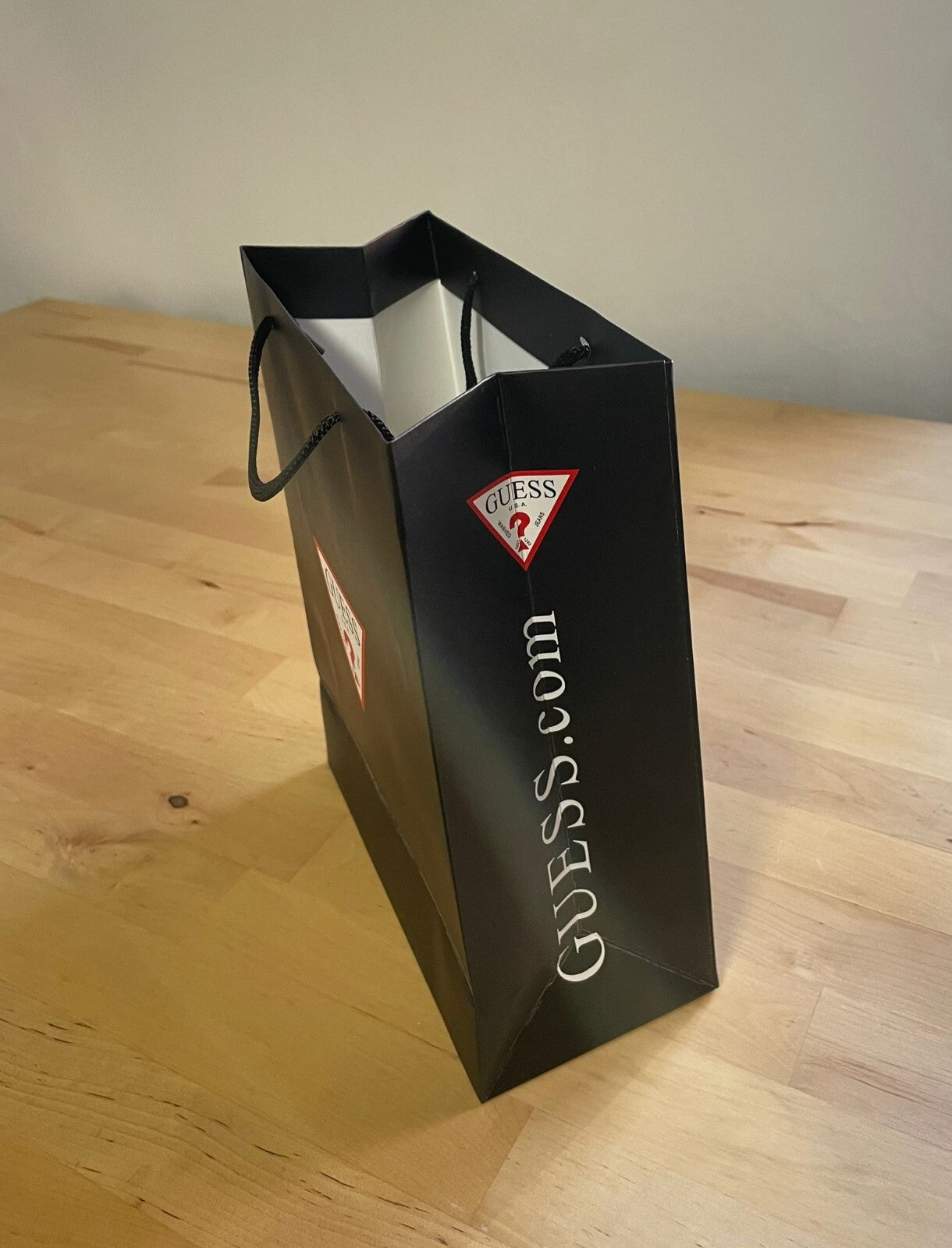 Presentación de compras de la bolsa de regalo de Guess