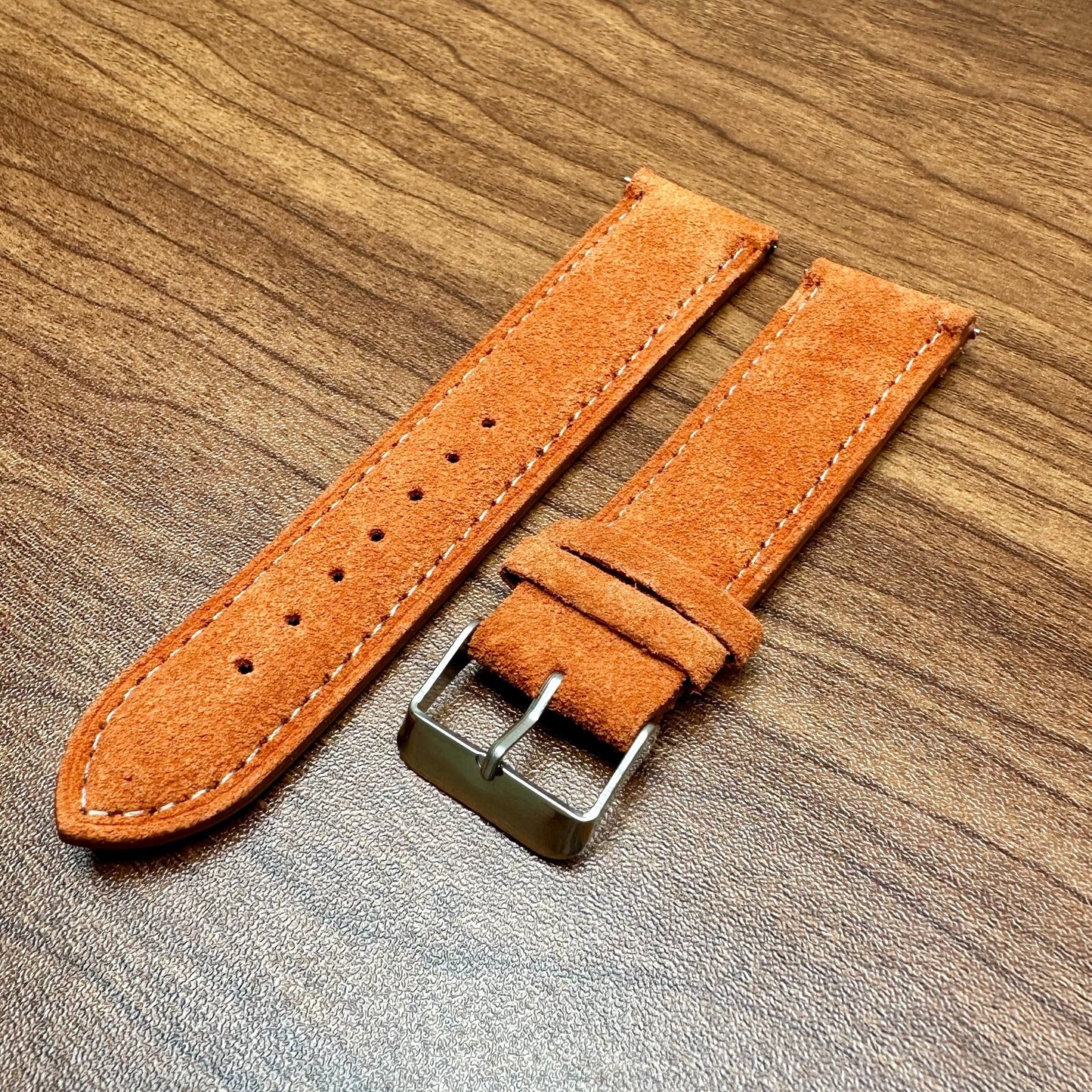 Correa de reloj de piel de ante auténtica con pespuntes naranjas y blancos, cierre rápido, 22 mm