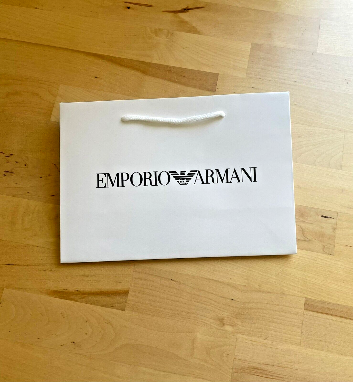 Presentación de compras de la bolsa de regalo de Emporio Armani