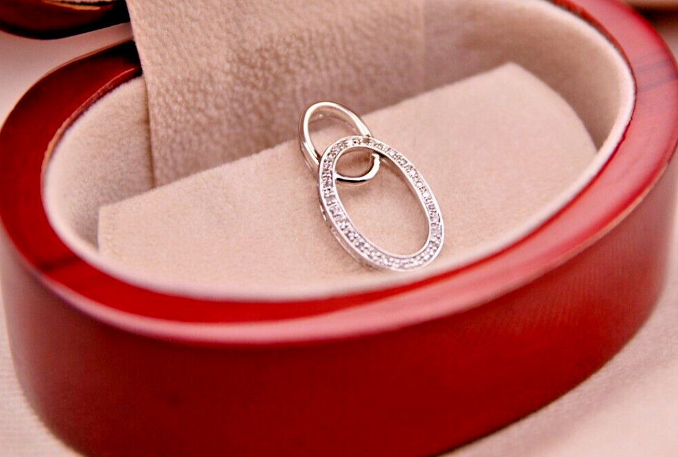 Colgante de oro blanco de 9 quilates para mujer con diamante de 0,15 quilates.