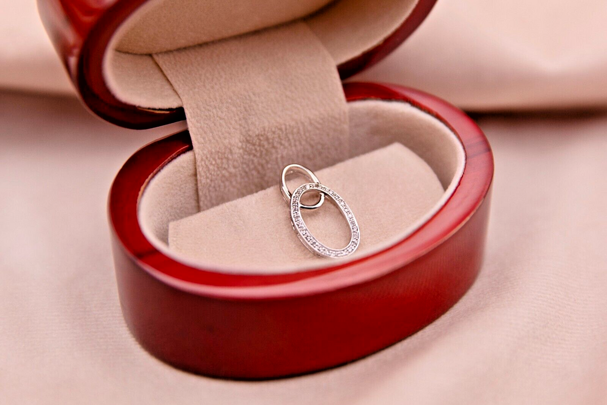 Colgante de oro blanco de 9 quilates para mujer con diamante de 0,15 quilates.