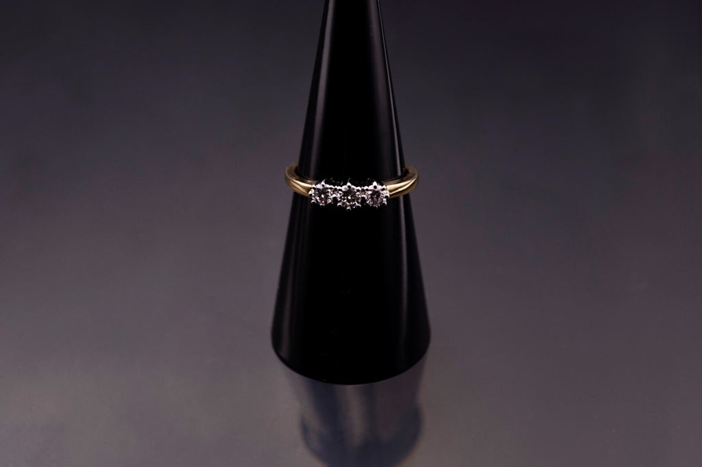 Anillo trilogía de diamantes para mujer en oro amarillo de 18 quilates (0,33 quilates en total)