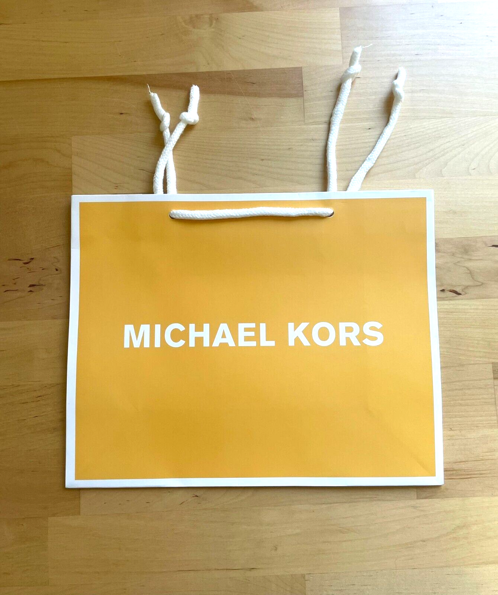 Presentación de compras de la bolsa de regalo Michael Kors MK