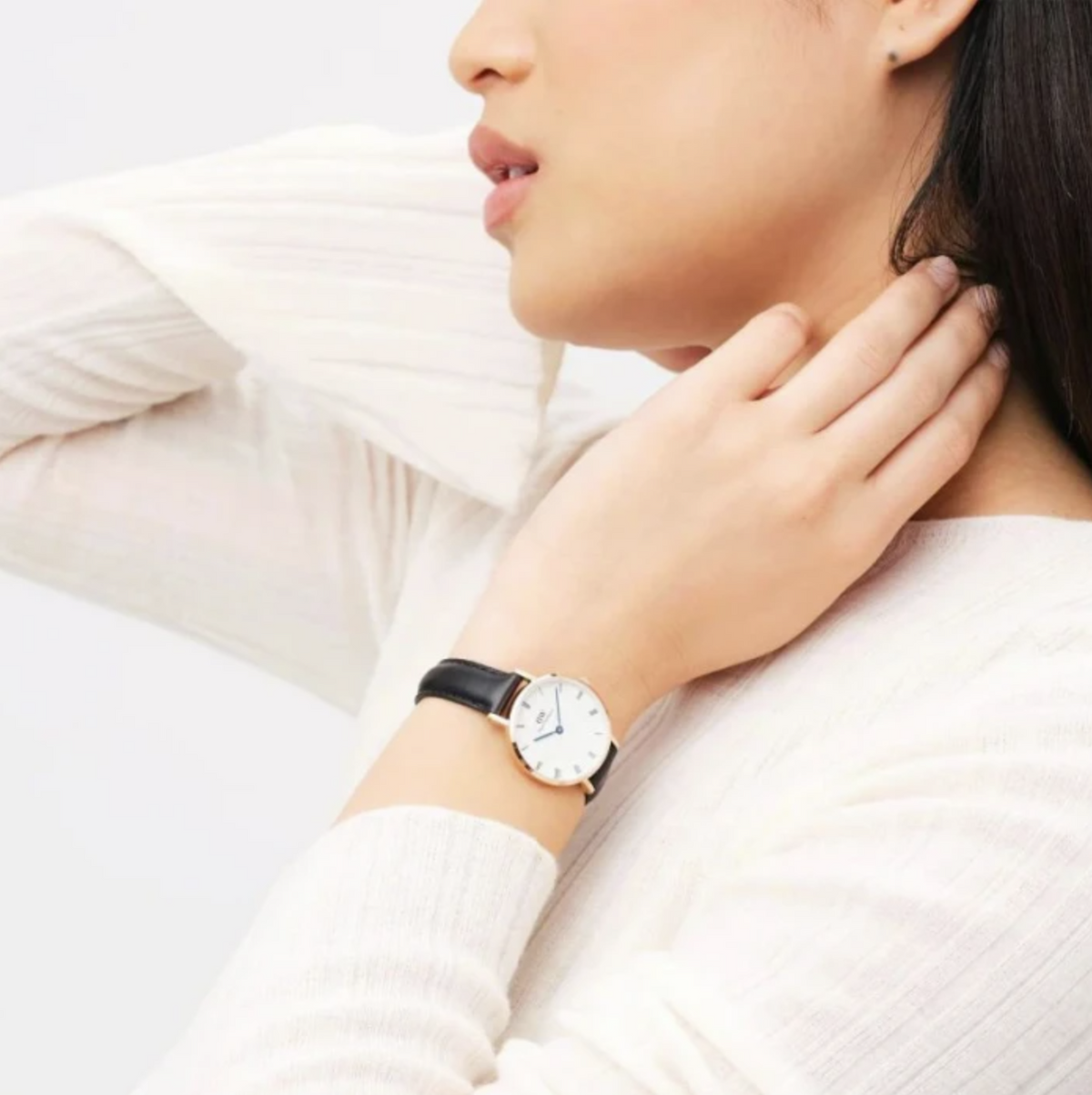 Reloj Daniel Wellington DW00100683 con números romanos pequeños, modelo Sheffield, en oro rosa.
