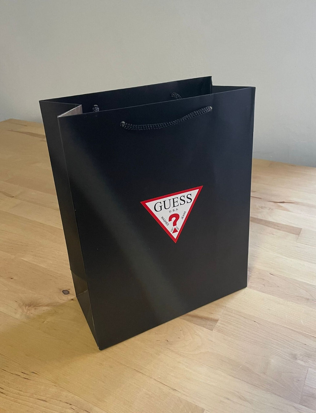 Presentación de compras de la bolsa de regalo de Guess