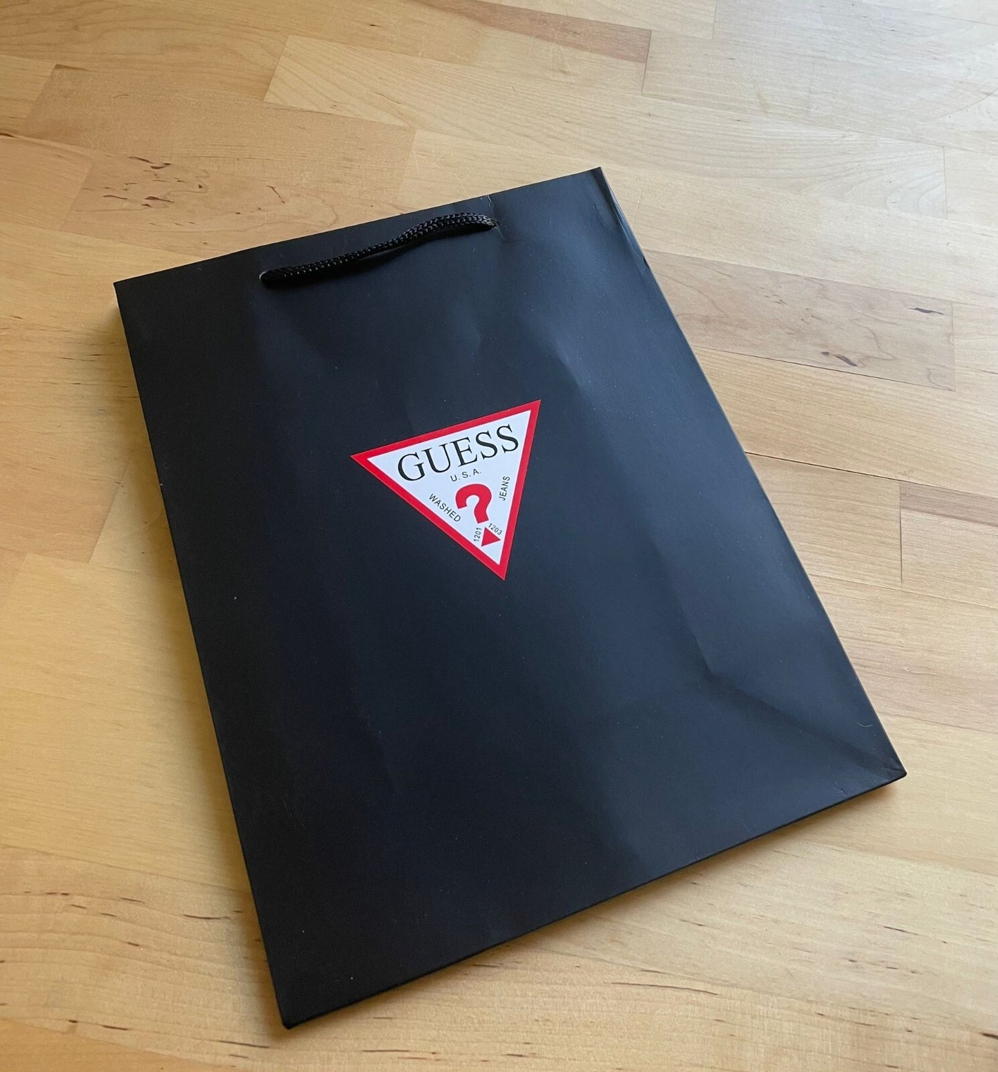 Presentación de compras de la bolsa de regalo de Guess