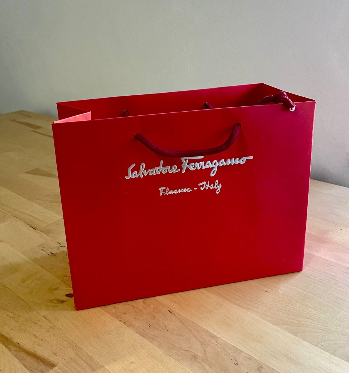 Nueva bolsa de regalo de presentación de Salvatore Ferragamo