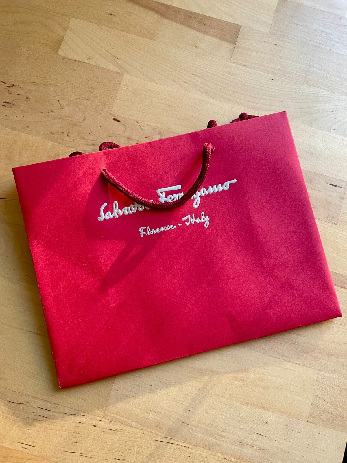 Nueva bolsa de regalo de presentación de Salvatore Ferragamo