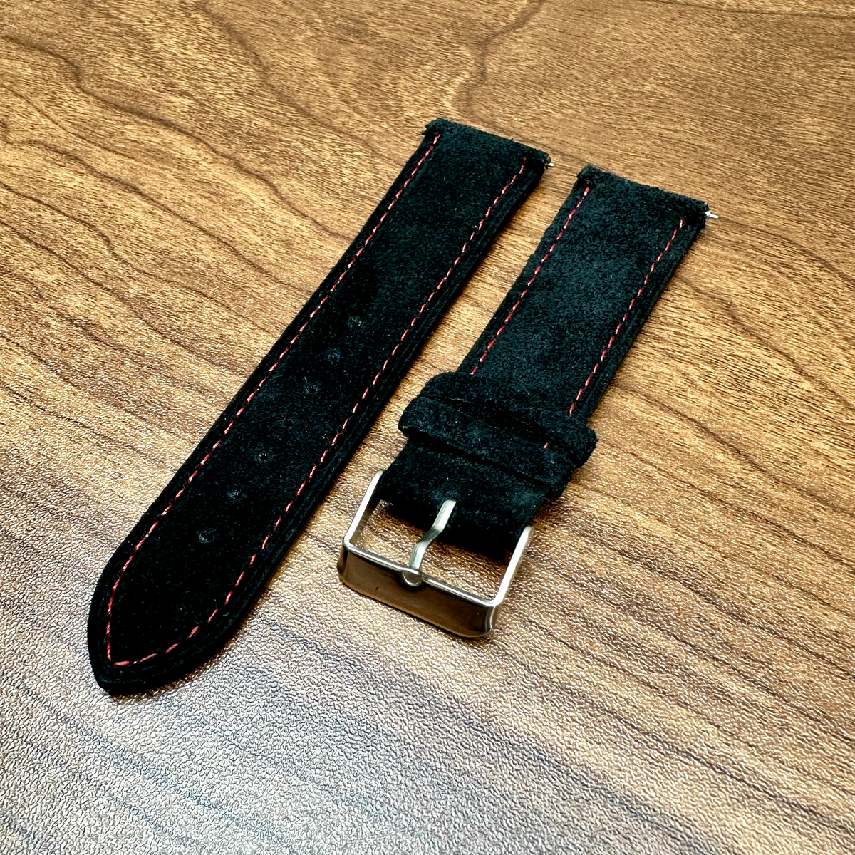 Correa de reloj de piel auténtica de ante negro con pespuntes rojos, cierre rápido, 22 mm