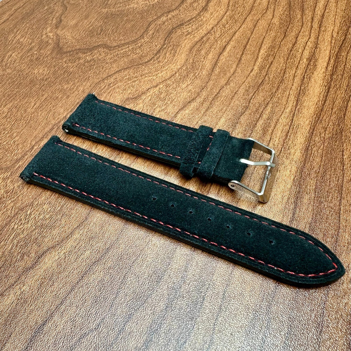 Correa de reloj de piel auténtica de ante negro con pespuntes rojos, cierre rápido, 20 mm