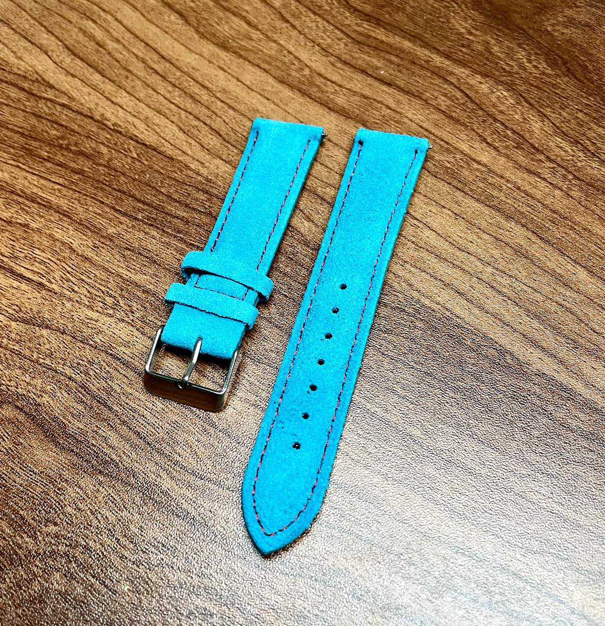 Correa de reloj de piel de ante con pespuntes azules y rojos, cierre rápido, 20 mm, nueva
