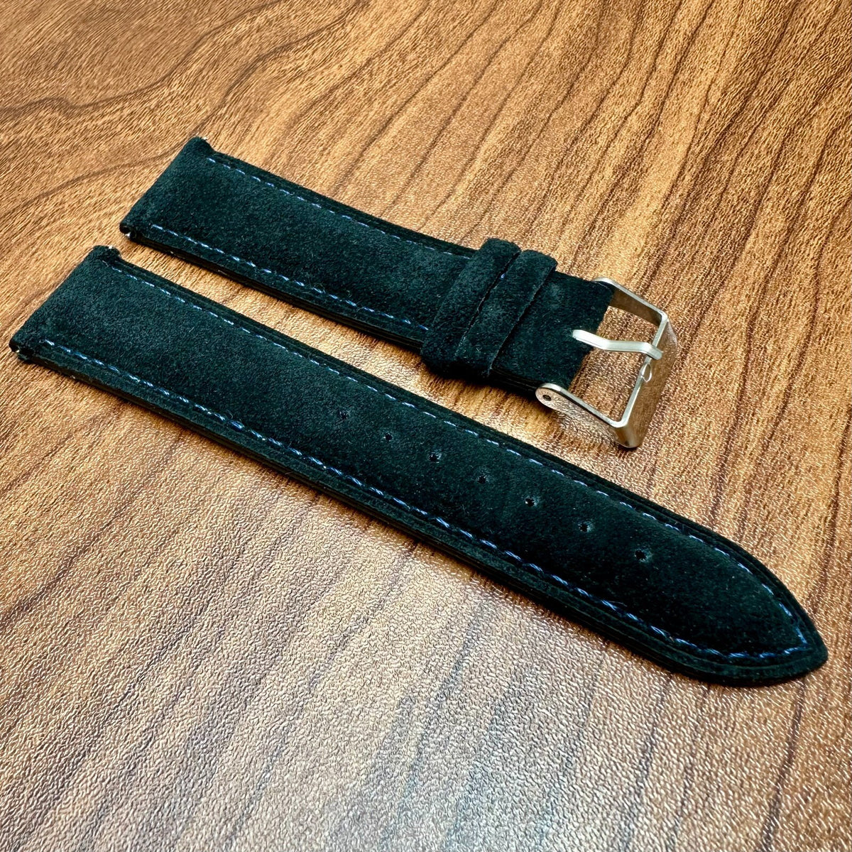 Correa de reloj de piel auténtica de ante negro con pespuntes azules, cierre rápido, 20 mm