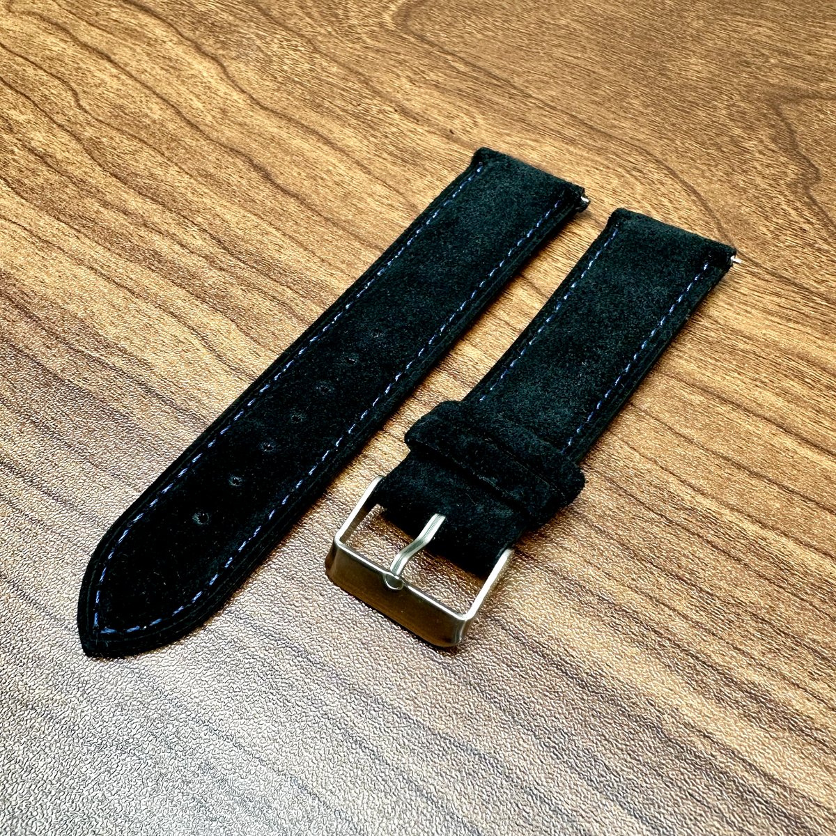 Correa de reloj de piel auténtica de ante negro con pespuntes azules, cierre rápido, 22 mm