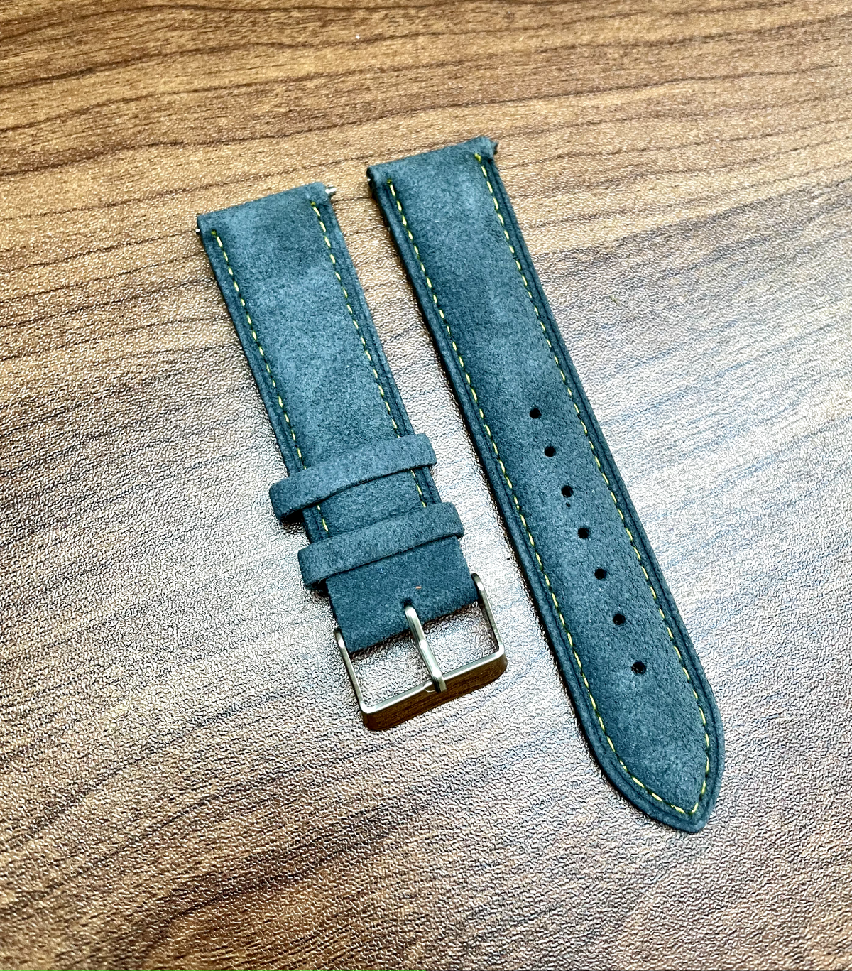 Correa de reloj de piel de ante gris y amarilla con pespuntes, cierre rápido, 22 mm, nueva