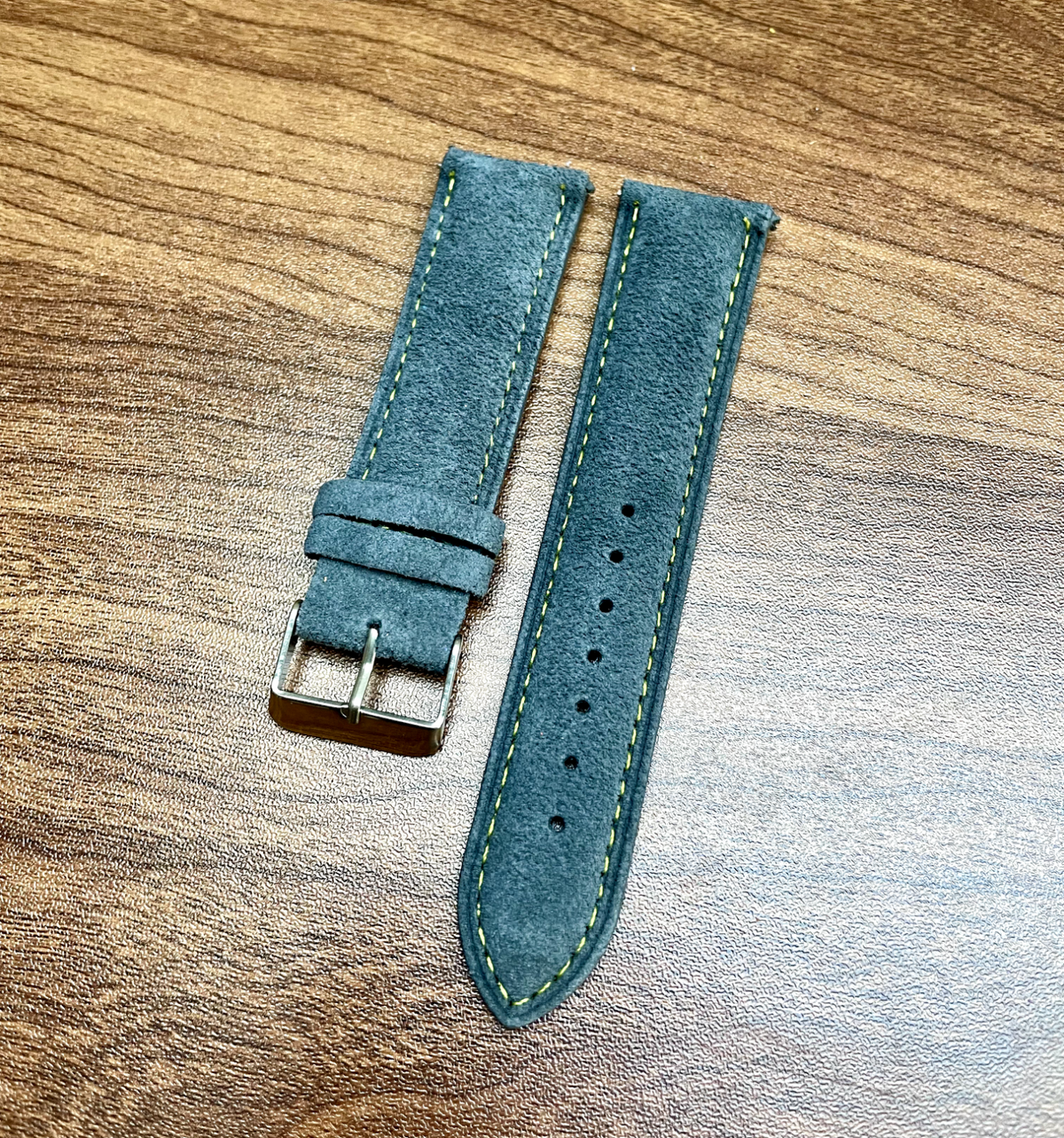 Correa de reloj de piel de ante gris y amarilla con pespuntes, cierre rápido, 22 mm, nueva
