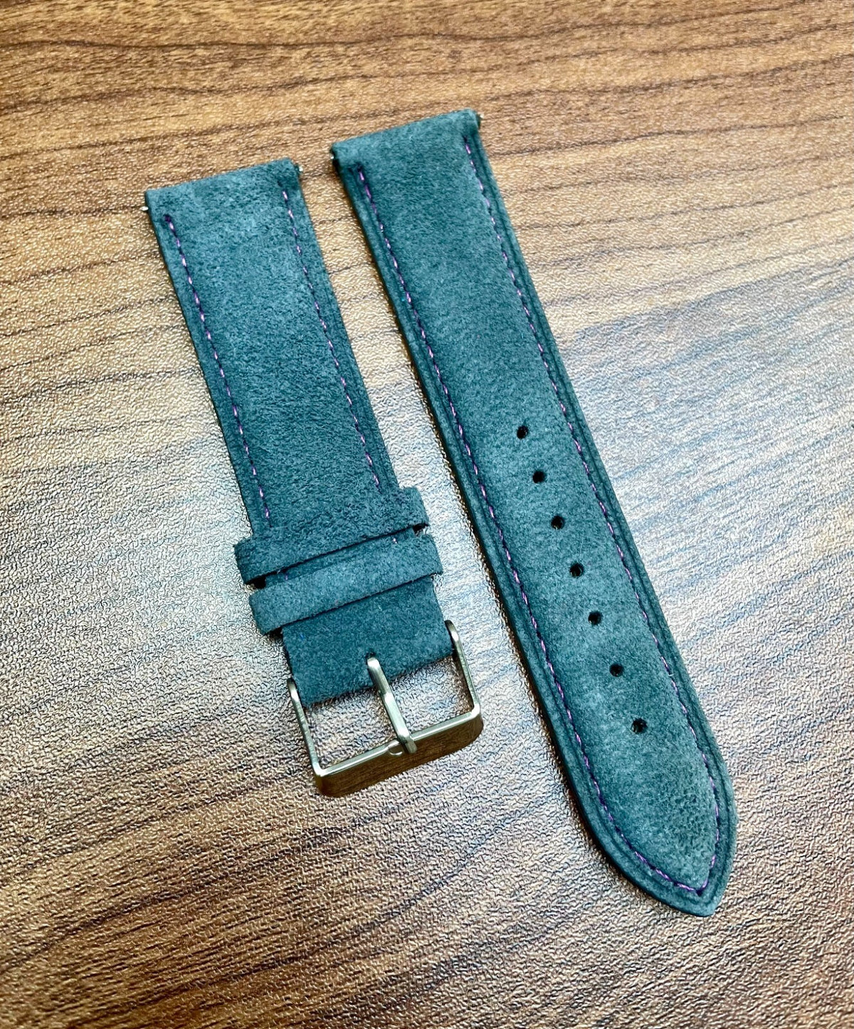 Correa de reloj de piel de ante gris y morado con pespuntes, cierre rápido, 22 mm, nueva