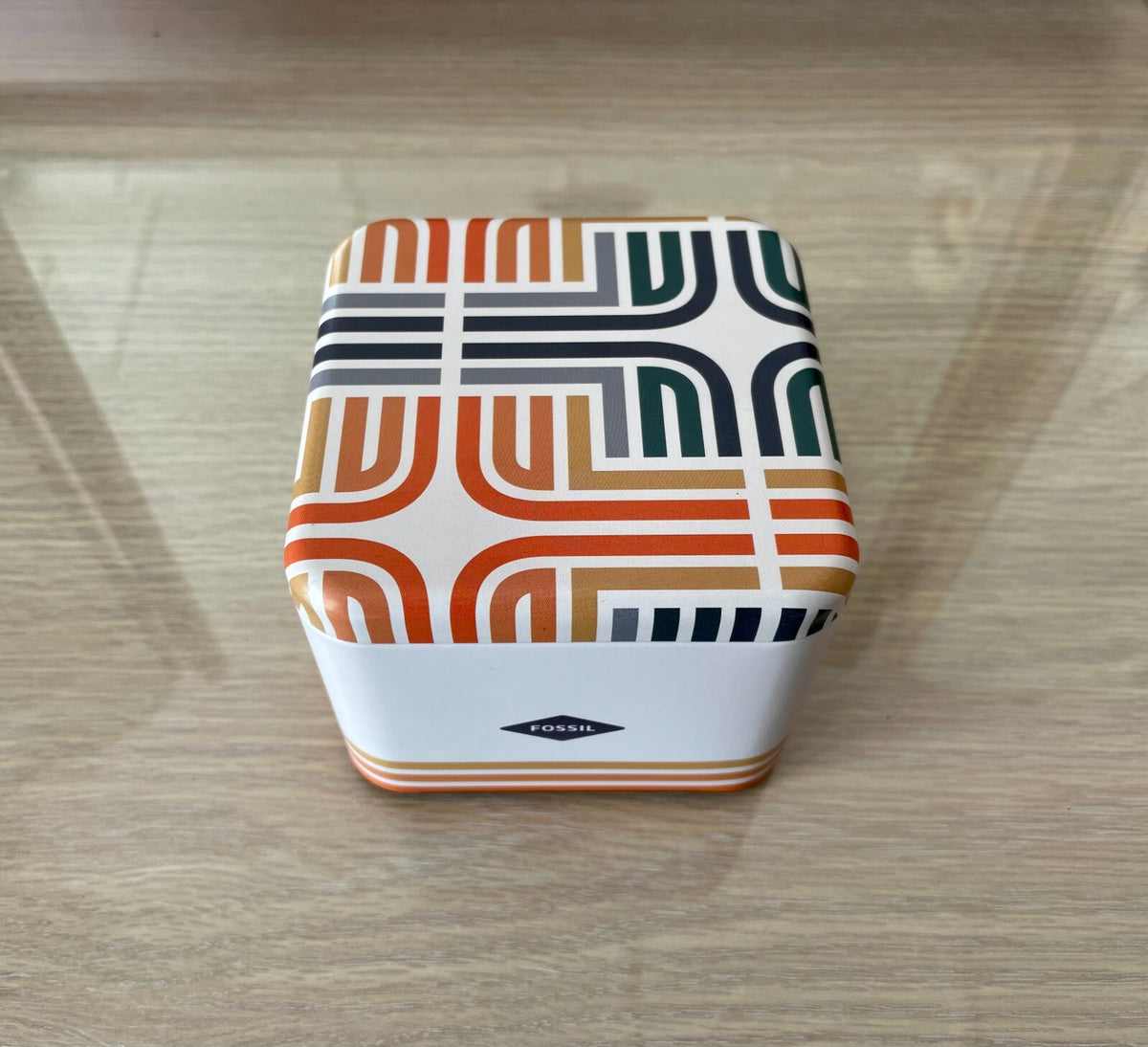 Caja de almacenamiento/joyería Fossil nueva, blanca/gris, de metal, con funda y manual.