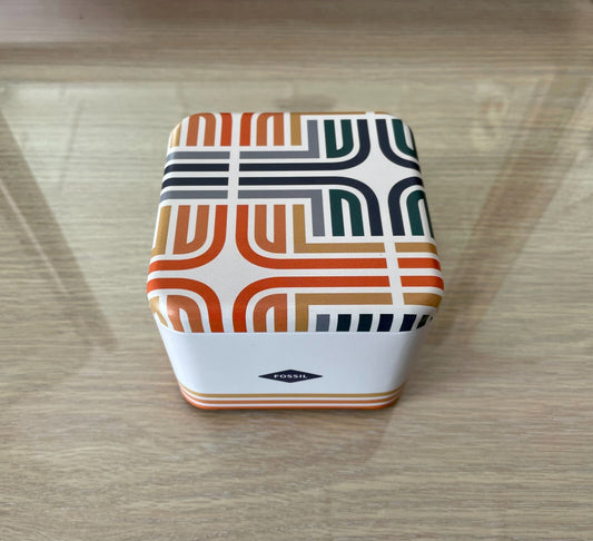 Caja de almacenamiento/joyería Fossil nueva, blanca/gris, de metal, con funda y manual.