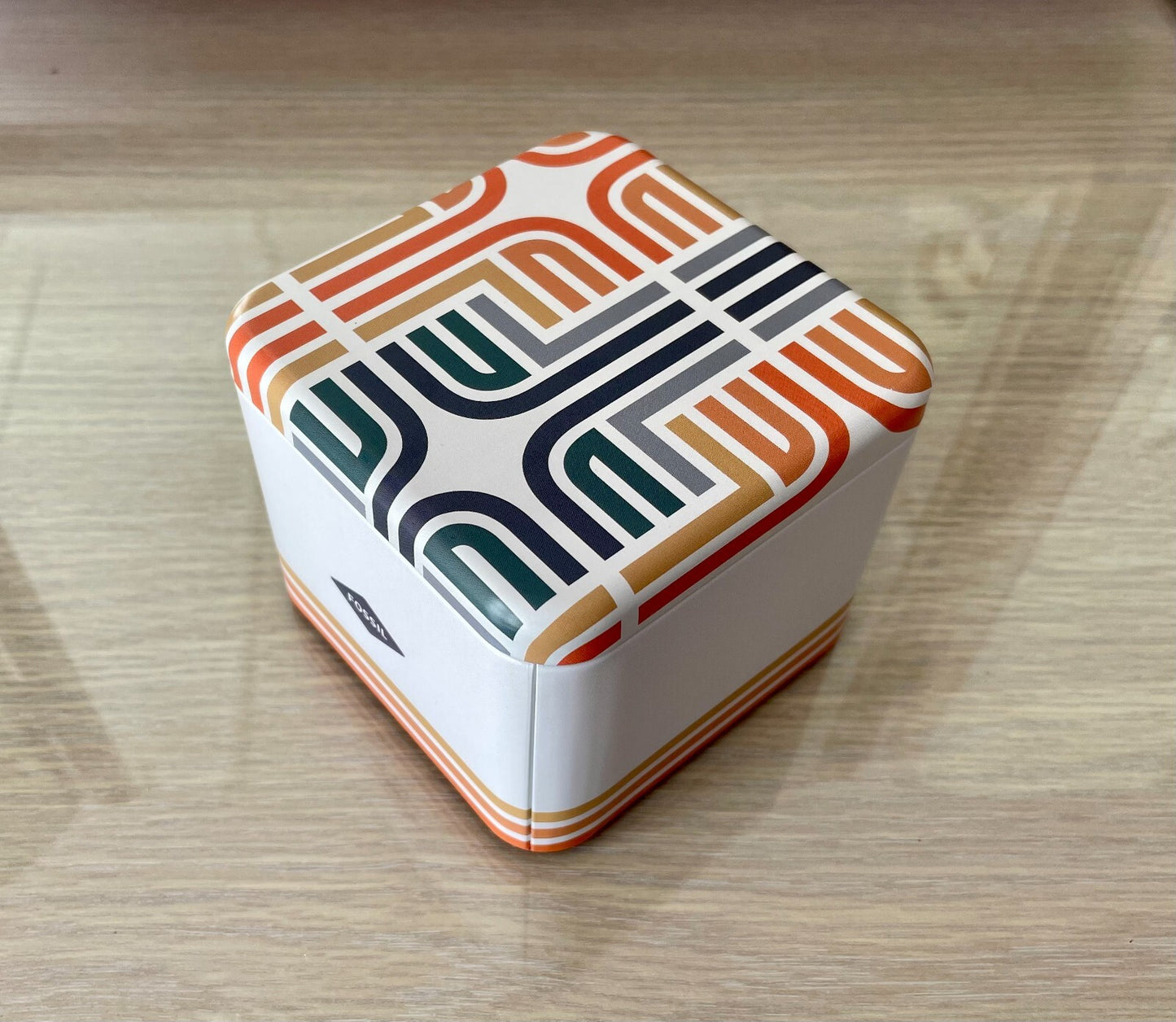 Caja de almacenamiento/joyería Fossil nueva, blanca/gris, de metal, con funda y manual.