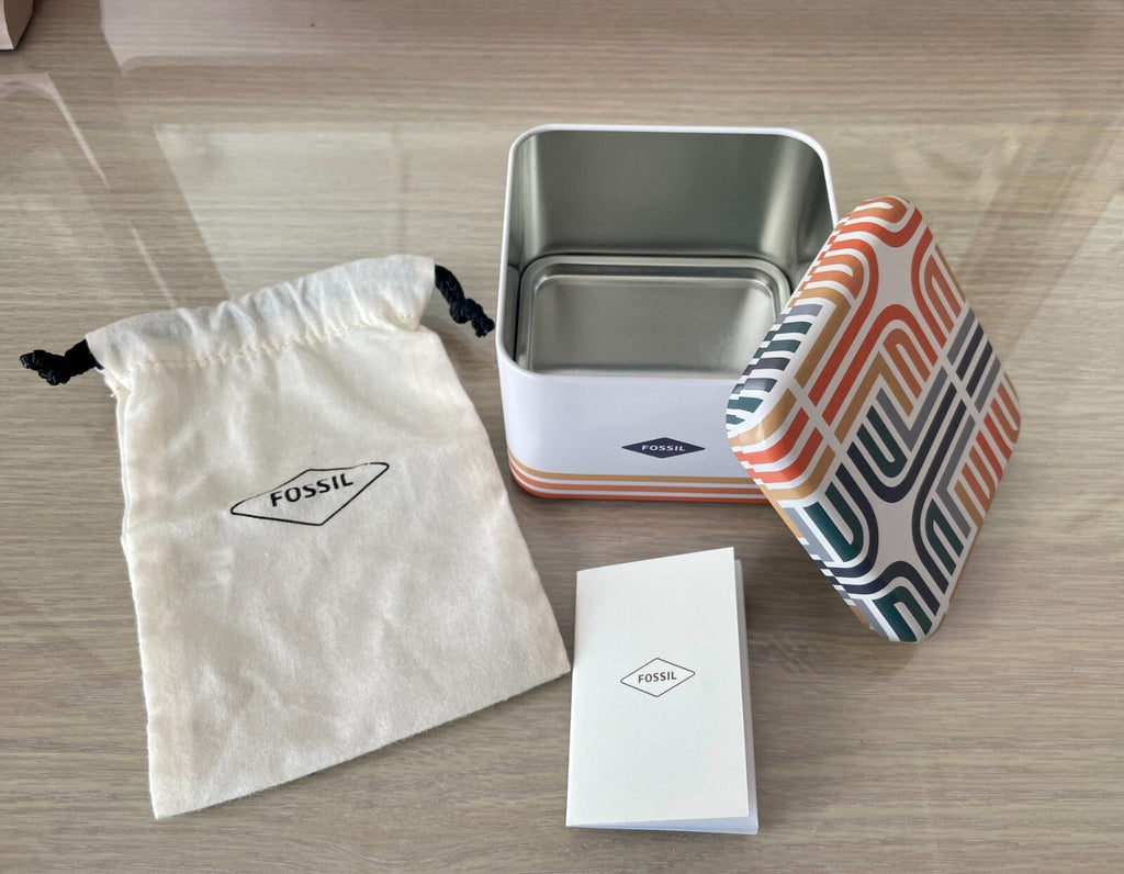 Caja de almacenamiento/joyería Fossil nueva, blanca/gris, de metal, con funda y manual.