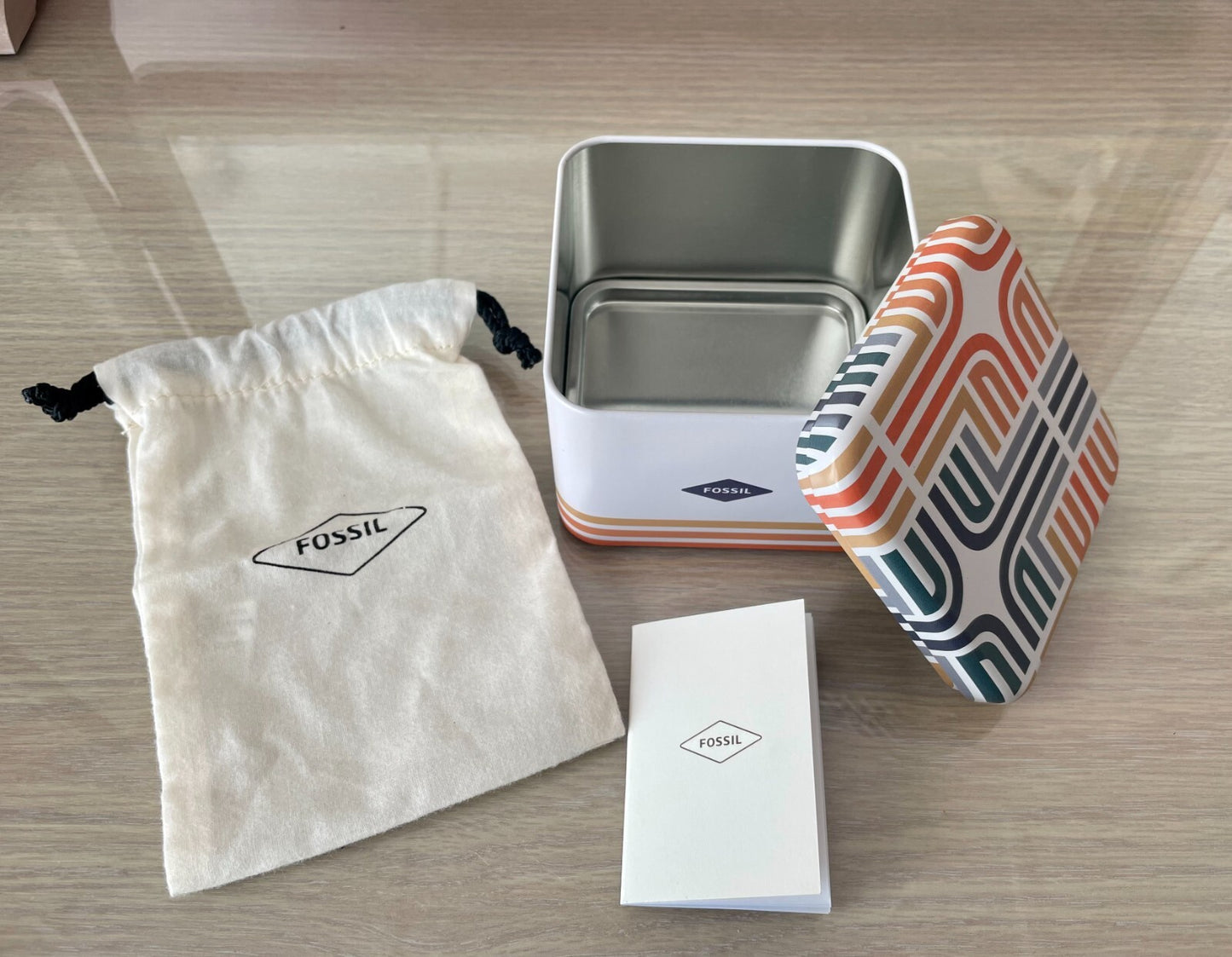 Caja de almacenamiento/joyería Fossil nueva, blanca/gris, de metal, con funda y manual.