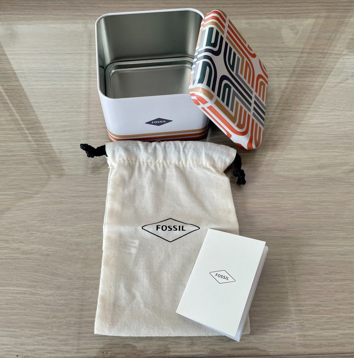 Caja de almacenamiento/joyería Fossil nueva, blanca/gris, de metal, con funda y manual.