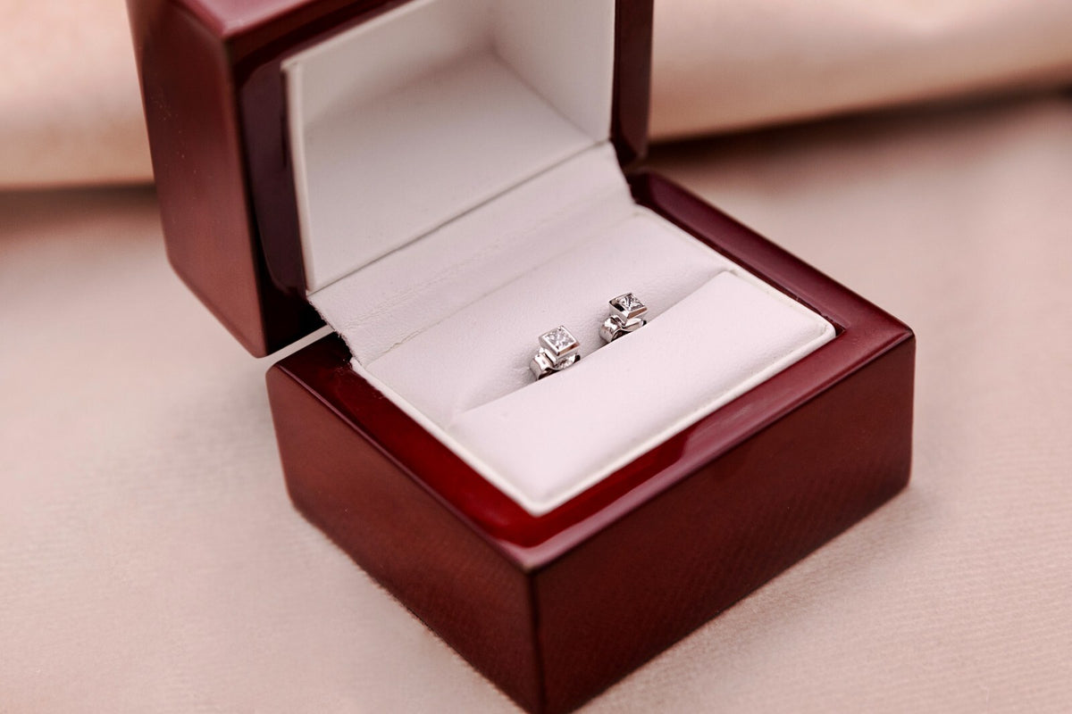 Pendientes de oro blanco de 18 quilates con diamantes talla princesa engastados en bisel de 0,20 ct.