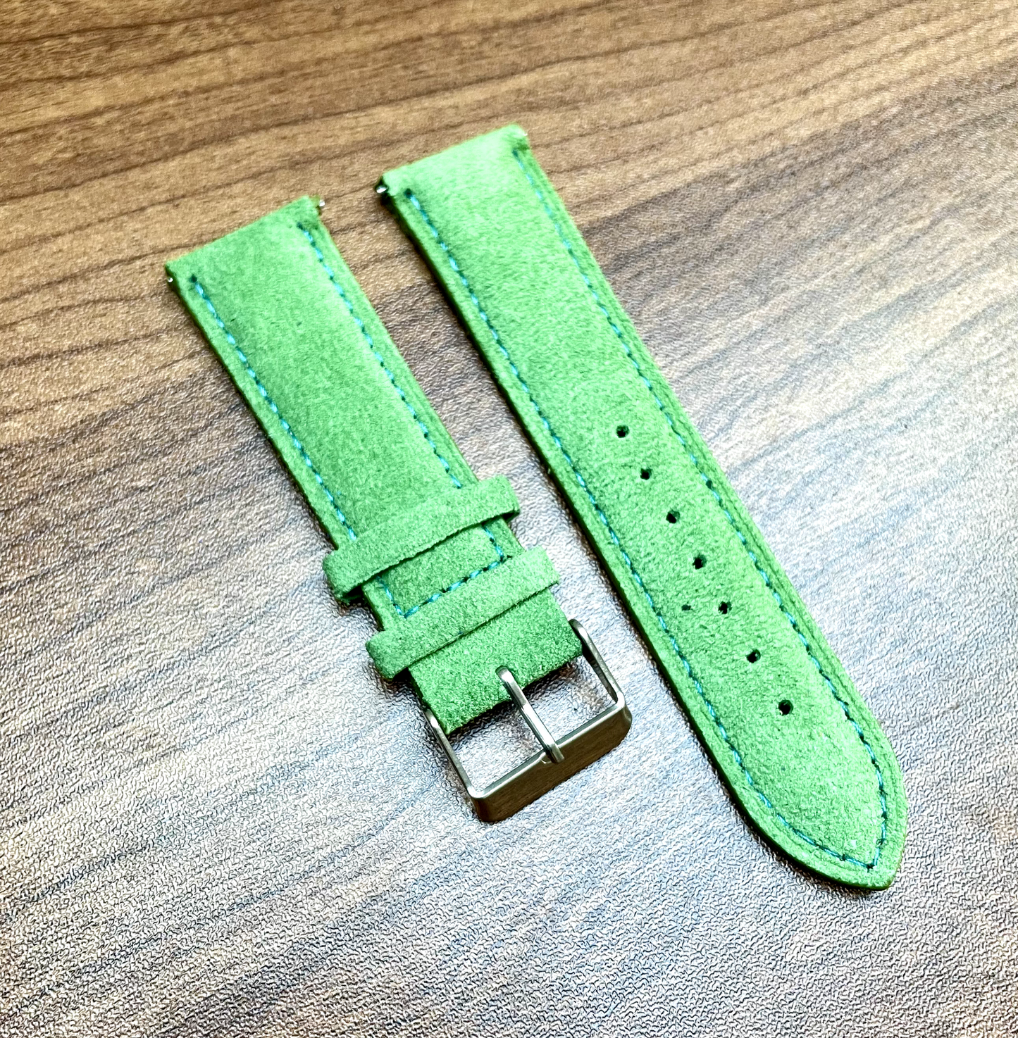 Correa de reloj de piel de ante con pespuntes verdes y azules, cierre rápido, 20 mm, nueva