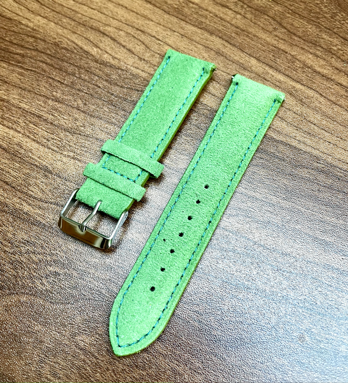 Correa de reloj de piel de ante con pespuntes verdes y azules, cierre rápido, 20 mm, nueva