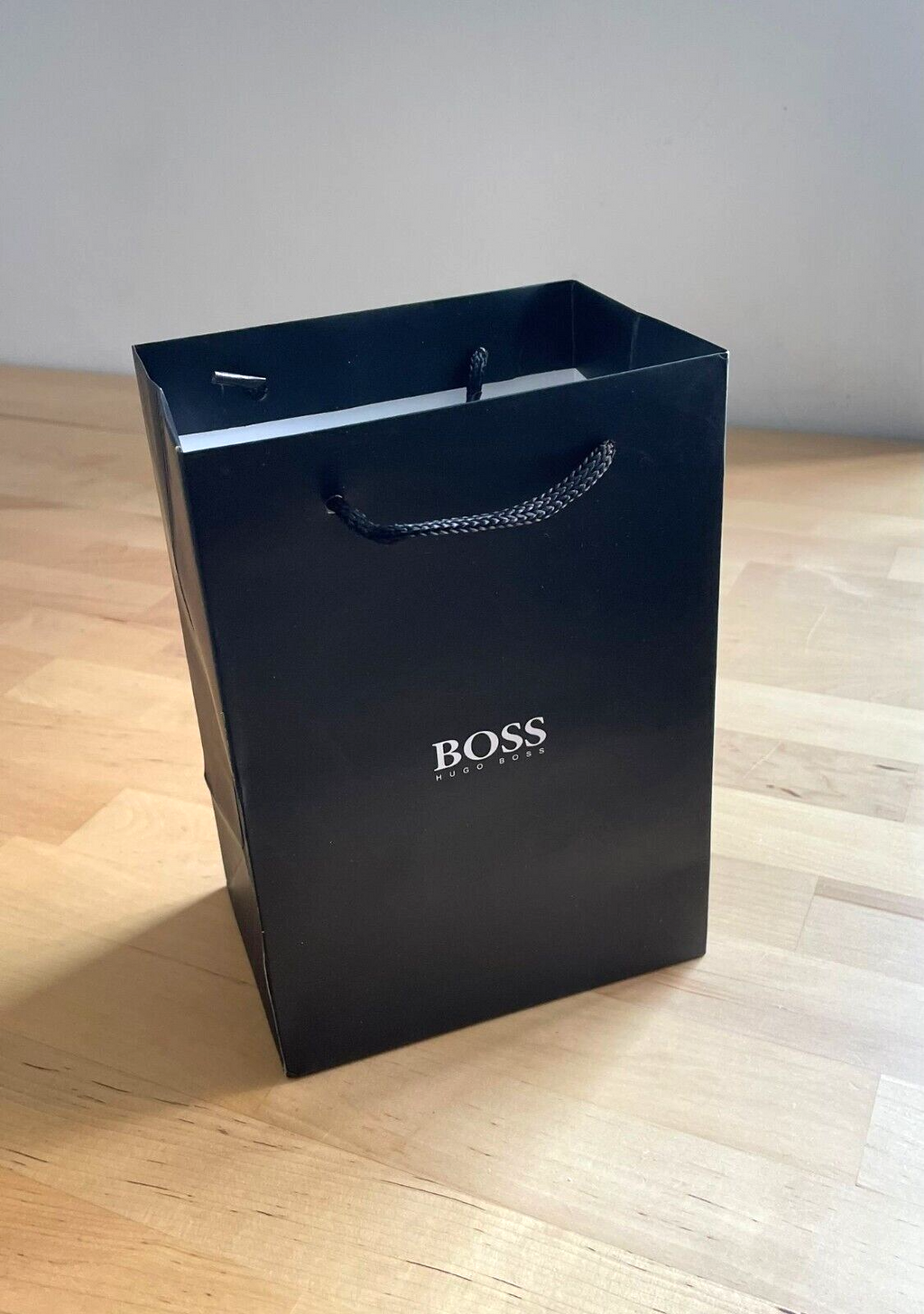 Presentación de compras de la bolsa de regalo de Hugo Boss