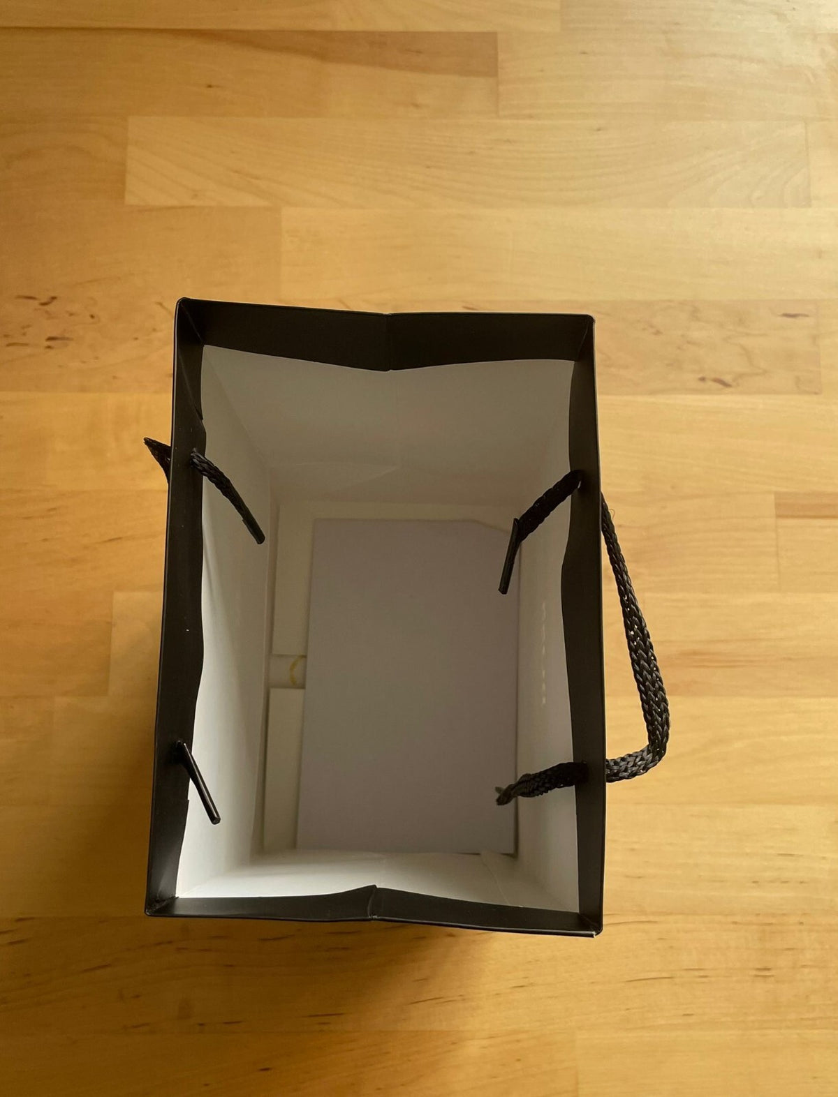 Presentación de compras de la bolsa de regalo de Hugo Boss