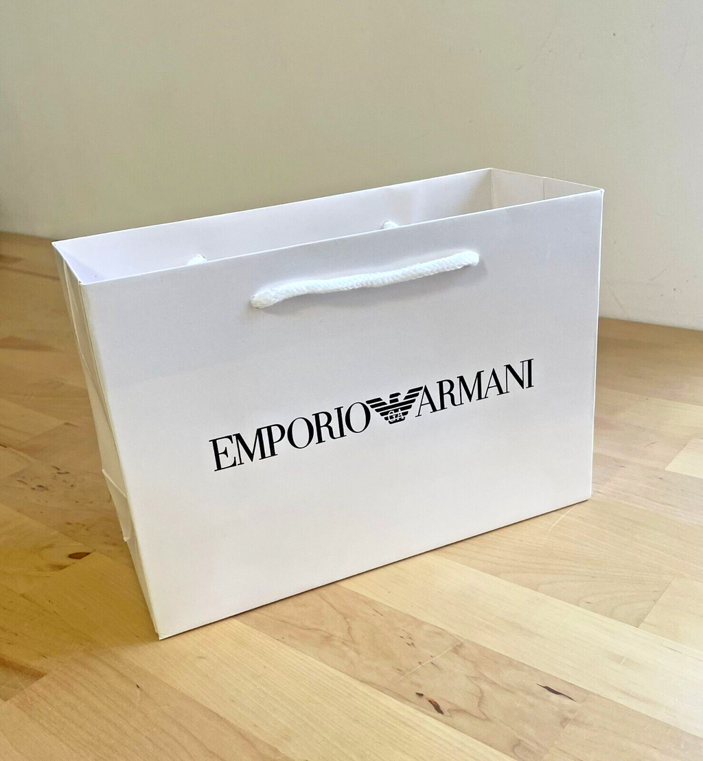Presentación de compras de la bolsa de regalo de Emporio Armani