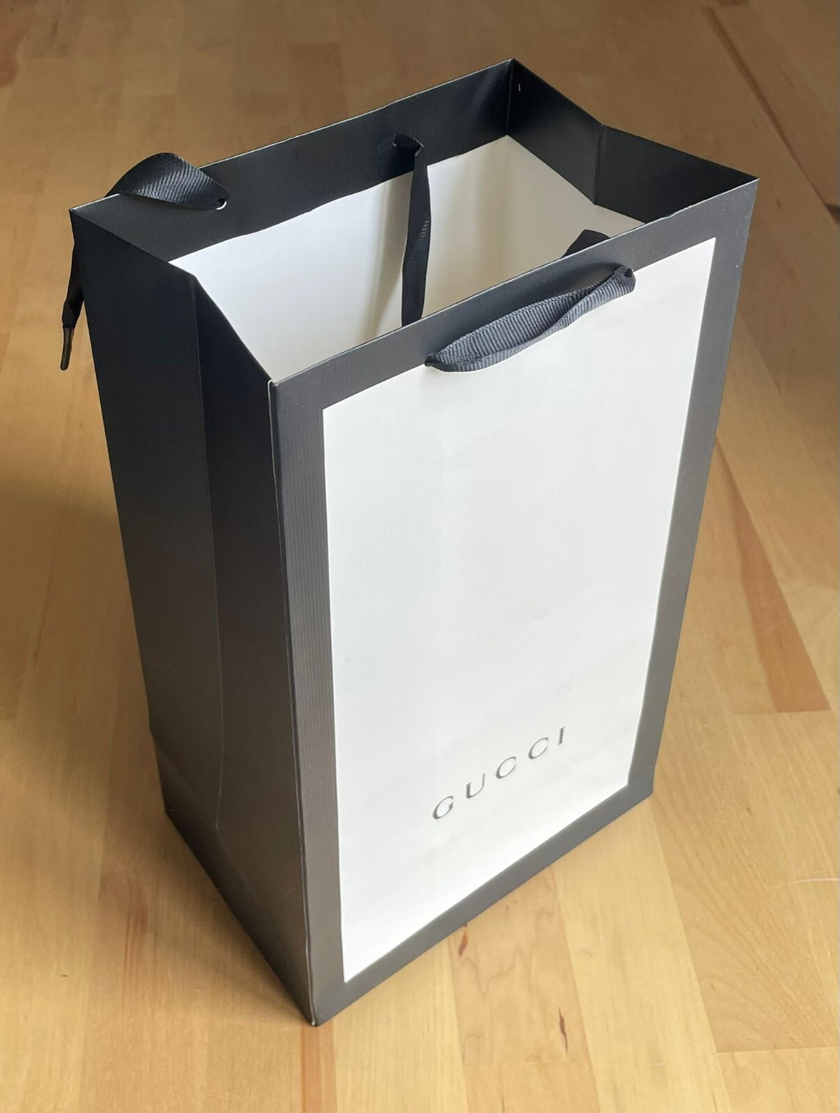 Presentación de compras de la bolsa de regalo alta de Gucci